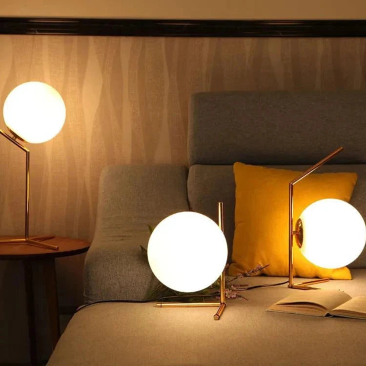 Lampe de chevet minimaliste nordique lumière chaude sur table d'appoint et canapé 