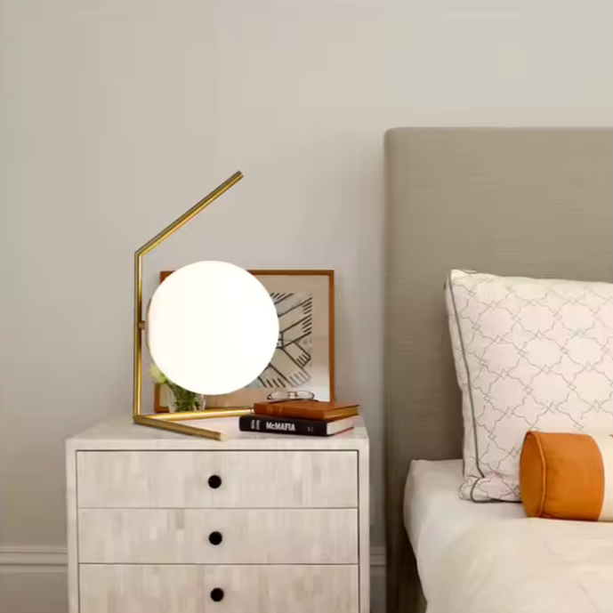 Lampe de chevet minimaliste nordique sur table de chevet et lit 