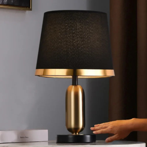 Lampe de chevet moderne à portée allumé par une main 
