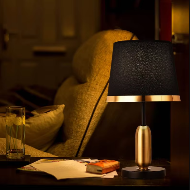Lampe de chevet moderne sur table d'appoint et fauteuil 