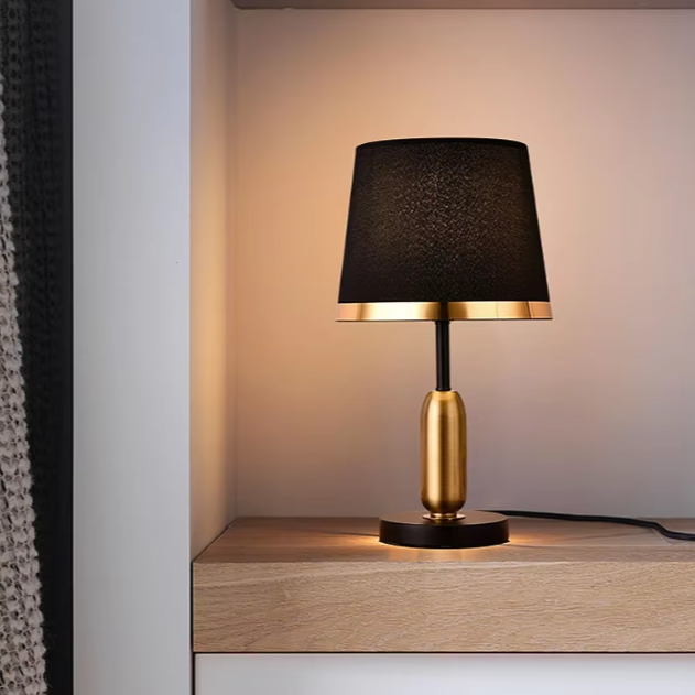 Lampe de chevet moderne sur un meuble de chambre 