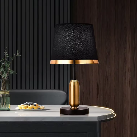 Lampe de chevet moderne une assiette de gâteau