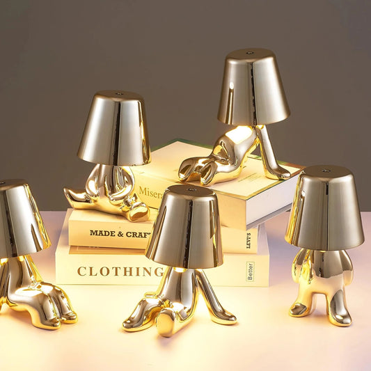 Lampe de chevet MR GOLD allumé sur des livres 