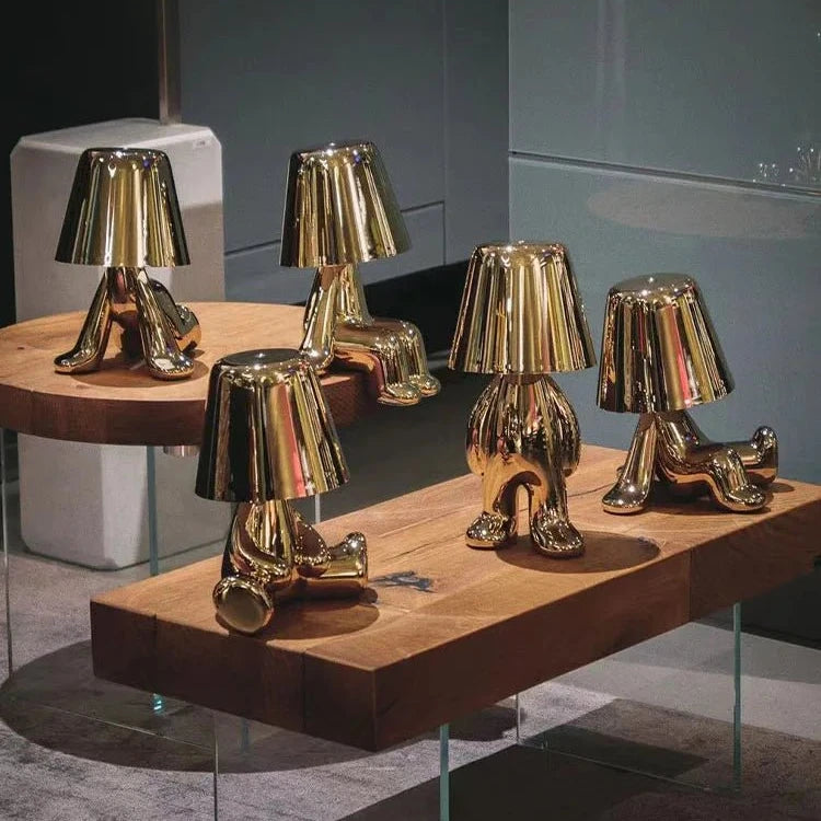 Lampe de chevet mr gold sur table d'appoint 