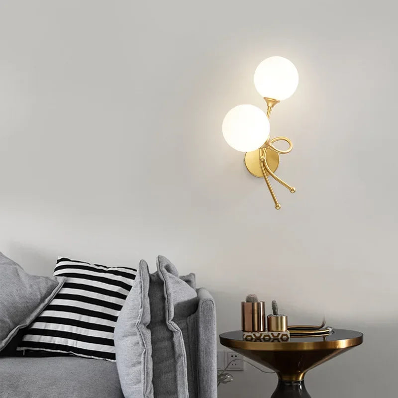 Lampe de chevet murale au-dessus table d'appoint et fauteuil 