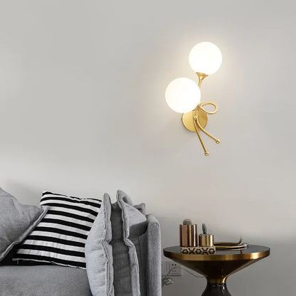 Lampe de chevet murale au-dessus table d'appoint et fauteuil 