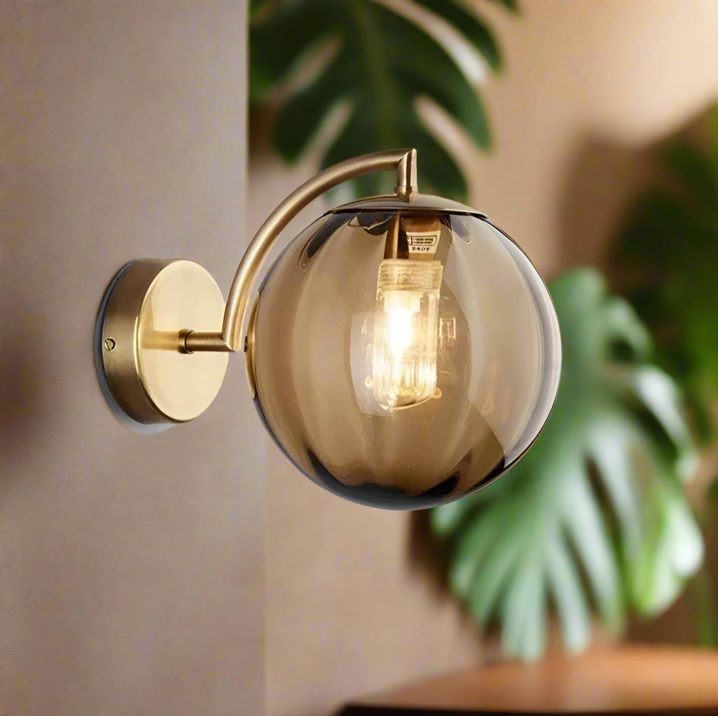 Lampe de chevet murale moderne boule en verre ambré 