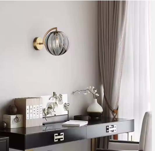  Lampe de chevet murale moderne en verre gris au-dessus d'un bureau gris et chaise blanche 