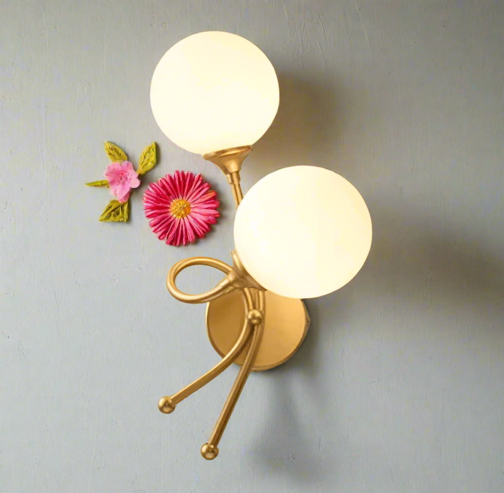 Lampe de chevet murale sur un mur fleurie 