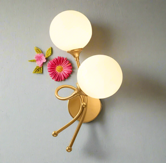 Lampe de chevet murale sur un mur fleurie 