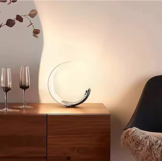 Lampe de chevet nordique lune sur meuble marron et deux verres de vin