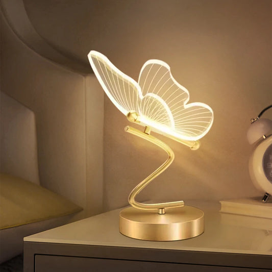 Lampe de chevet papillon dorée allumé la nuit 