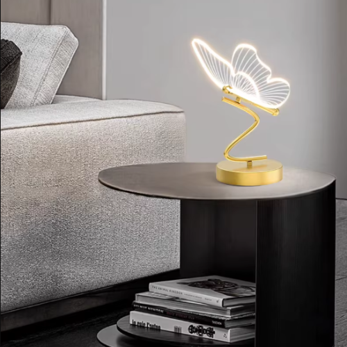 Lampe de chevet papillon dorée sur table d'appoint 