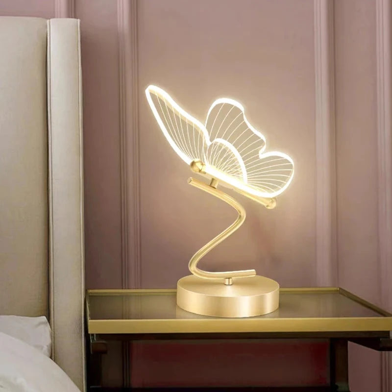 Lampe de chevet papillon sur table de chevet 