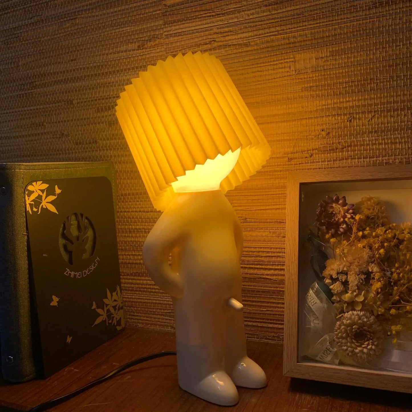 Lampe de chevet petit bonhomme allumé et un cadre de photo 