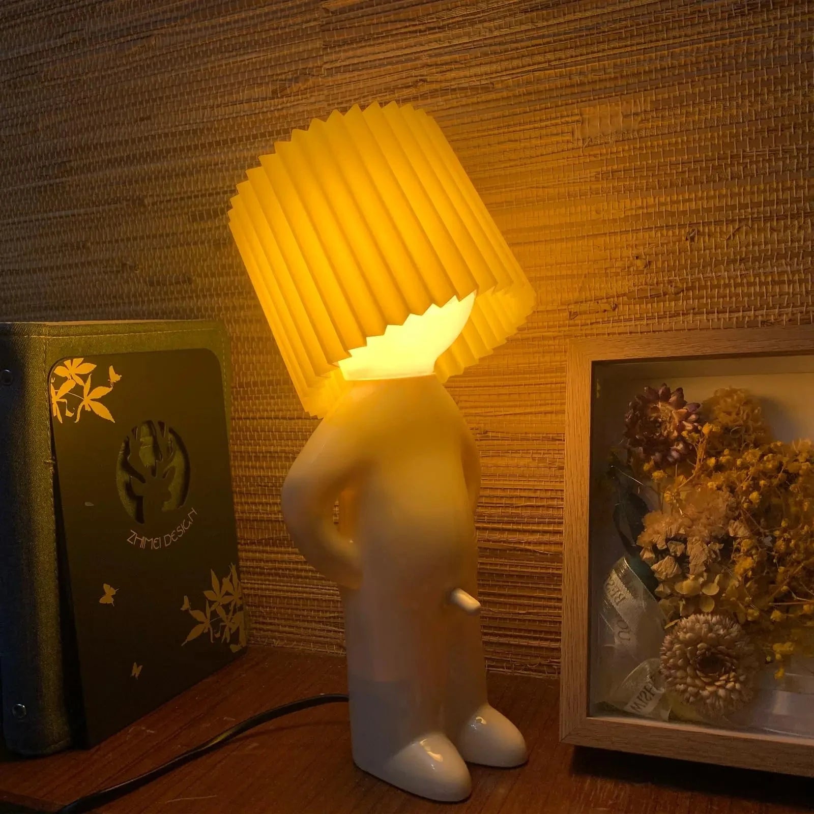 Lampe de chevet petit bonhomme allumé et un cadre de photo 
