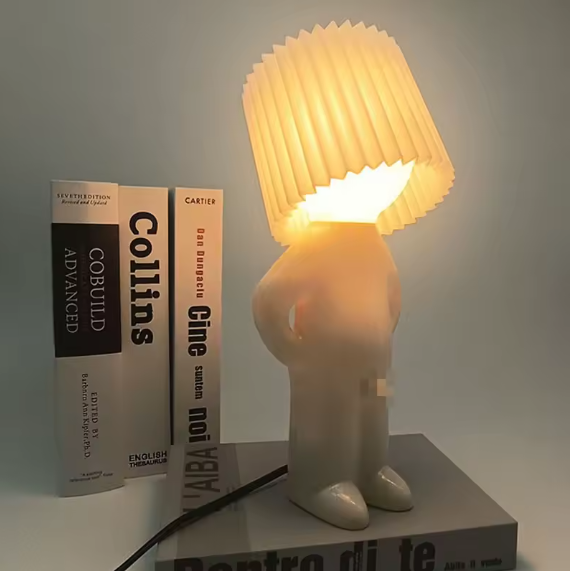 Lampe de chevet petit bonhomme sur des livres 