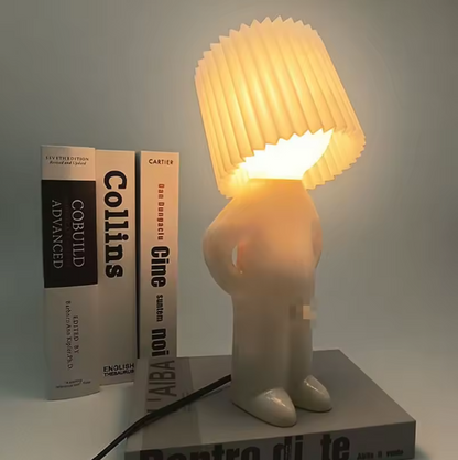 Lampe de chevet petit bonhomme sur des livres 