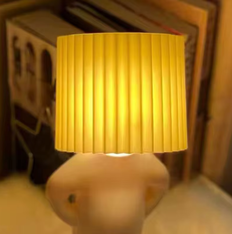 Lampe de chevet petit bonhomme twist abat-jour jaune 