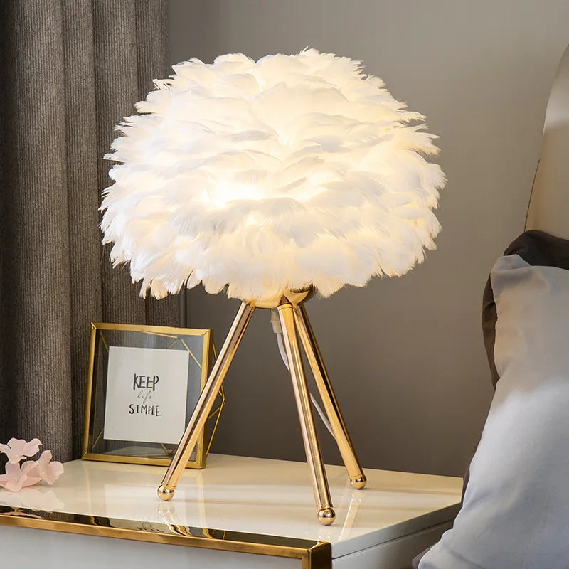 Lampe de chevet plumes allumée sur table de chevet 