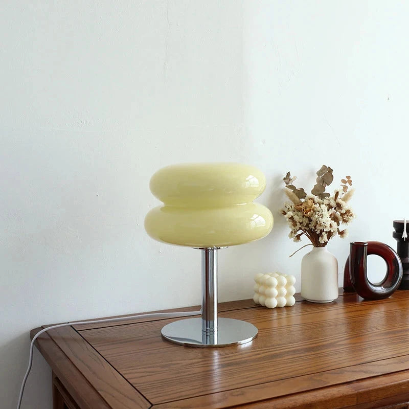 Lampe de chevet style italien beige sur meuble de salon 
