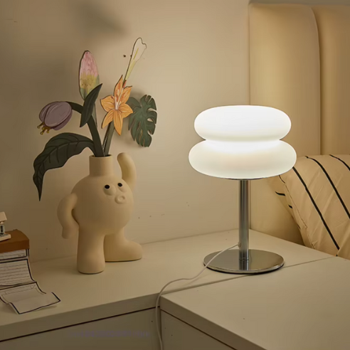 Lampe de chevet style italien allumé vase de fleur   