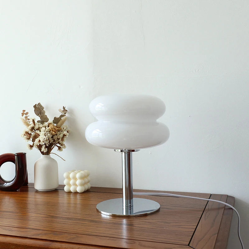  Lampe de chevet style italien blanche sur table 