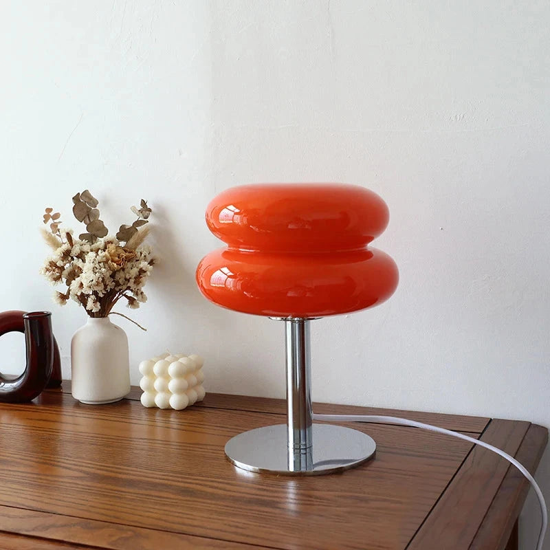 Lampe de chevet style italien orange sur table 