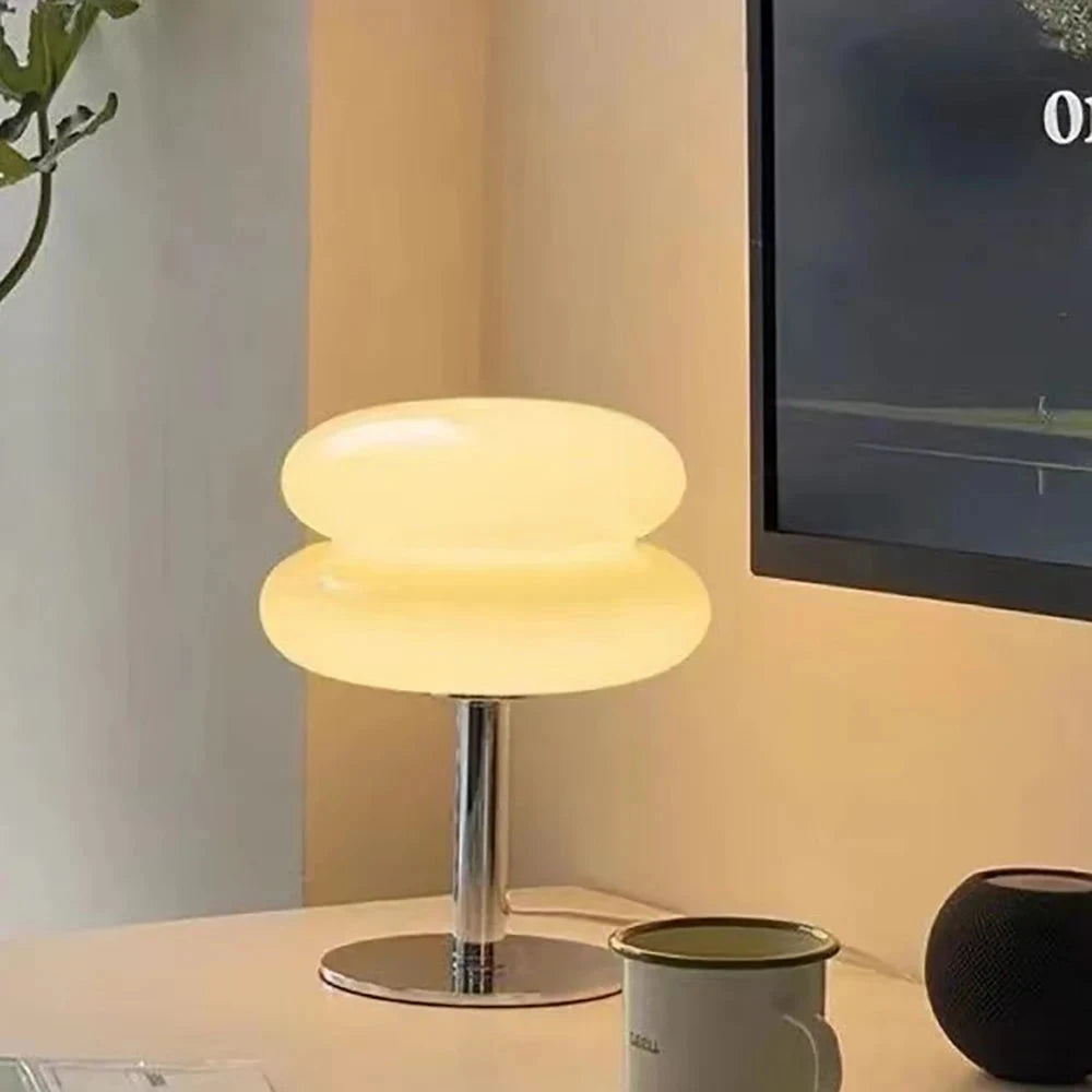 Lampe de chevet style italien sur meuble et une télévision 