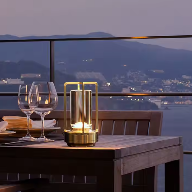 Lampe de chevet tactile allumé sur terrasse et verre de vin