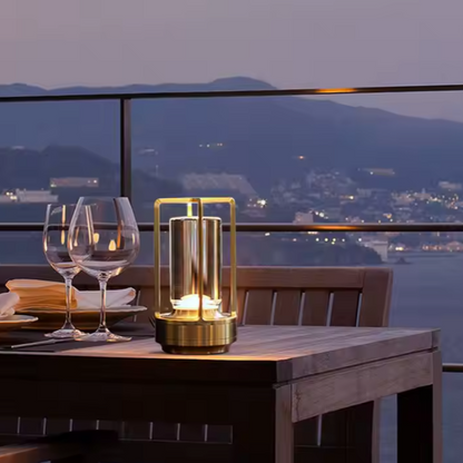 Lampe de chevet tactile allumé sur terrasse et verre de vin
