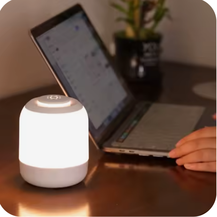  Lampe de chevet tactile et ordinateur 