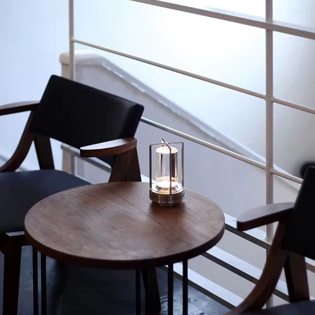 Lampe de chevet tactile led sur table d'appoint 