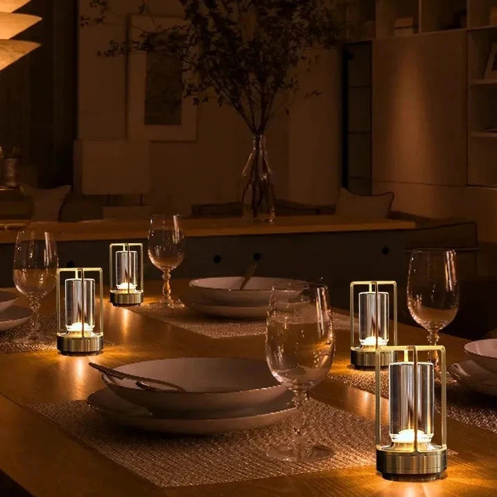 Lampe de chevet tactile sur table avec des couverts 