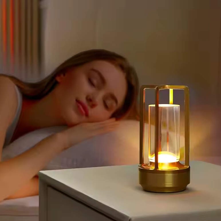 Lampe de chevet tactile sur table de chevet et femme qui dore 