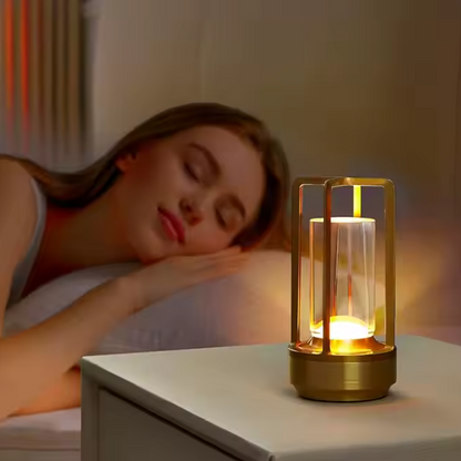 Lampe de chevet tactile sur table de chevet et femme qui dore 