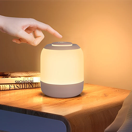  Lampe de chevet tactile une main sur table  