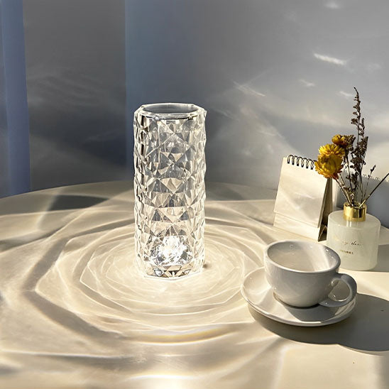 Lampe de table LED allumée et tasse de café 