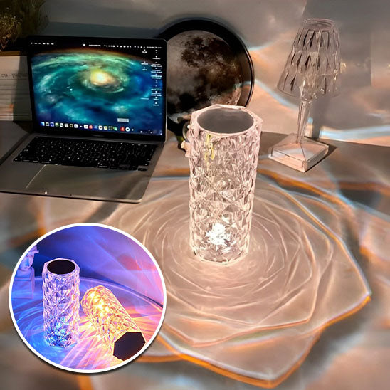 Lampe de table LED effet cristal à côté un ordinateur  