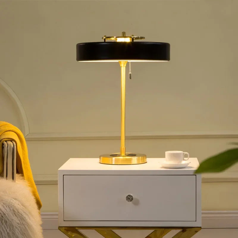 Lampe de table à LED scandinave noir sur table de chevet blanche 