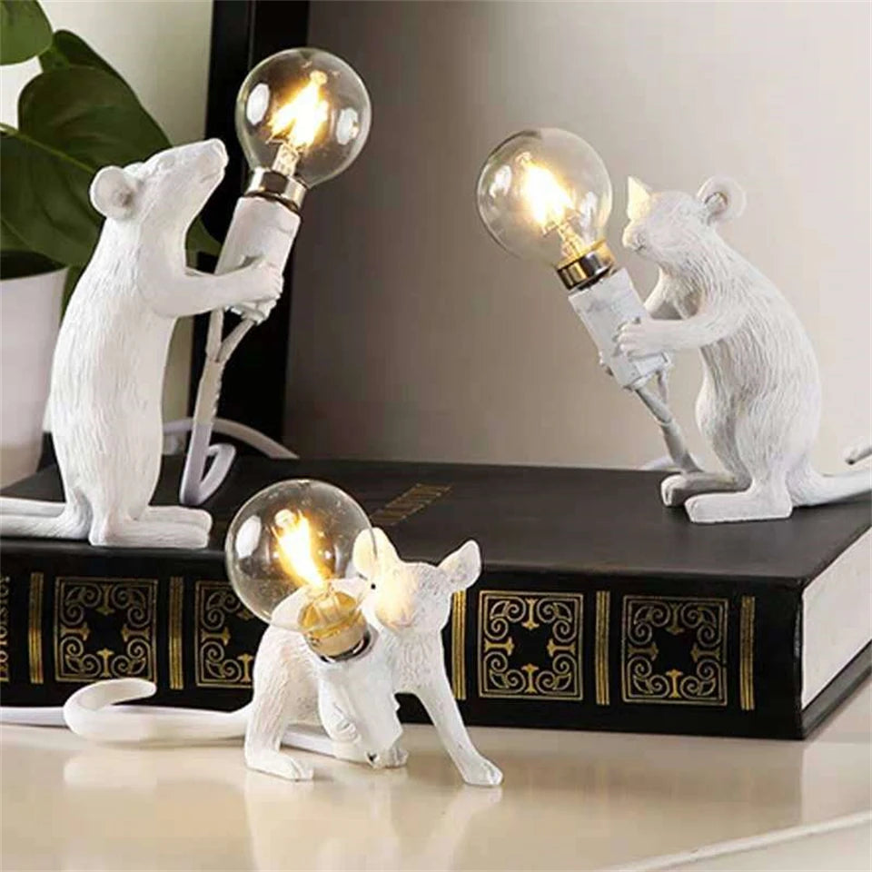 Lampe de table souris allumé sur livre 