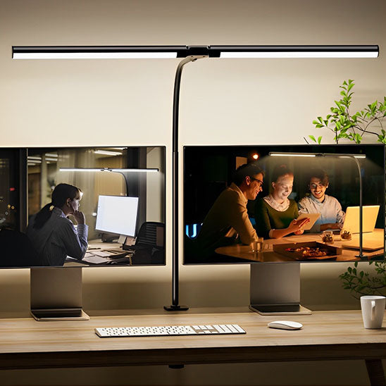 Lampe de table à LED allumée et un ordinateur 