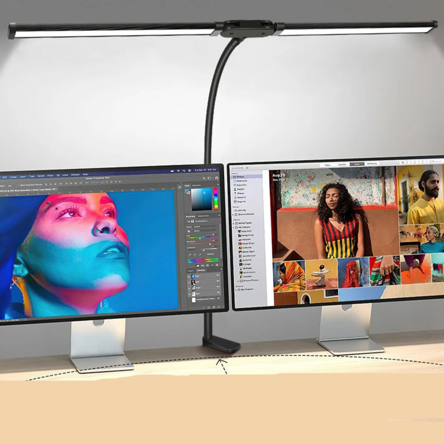 Lampe de table à LED avec pince allumé et deux ordinateurs 