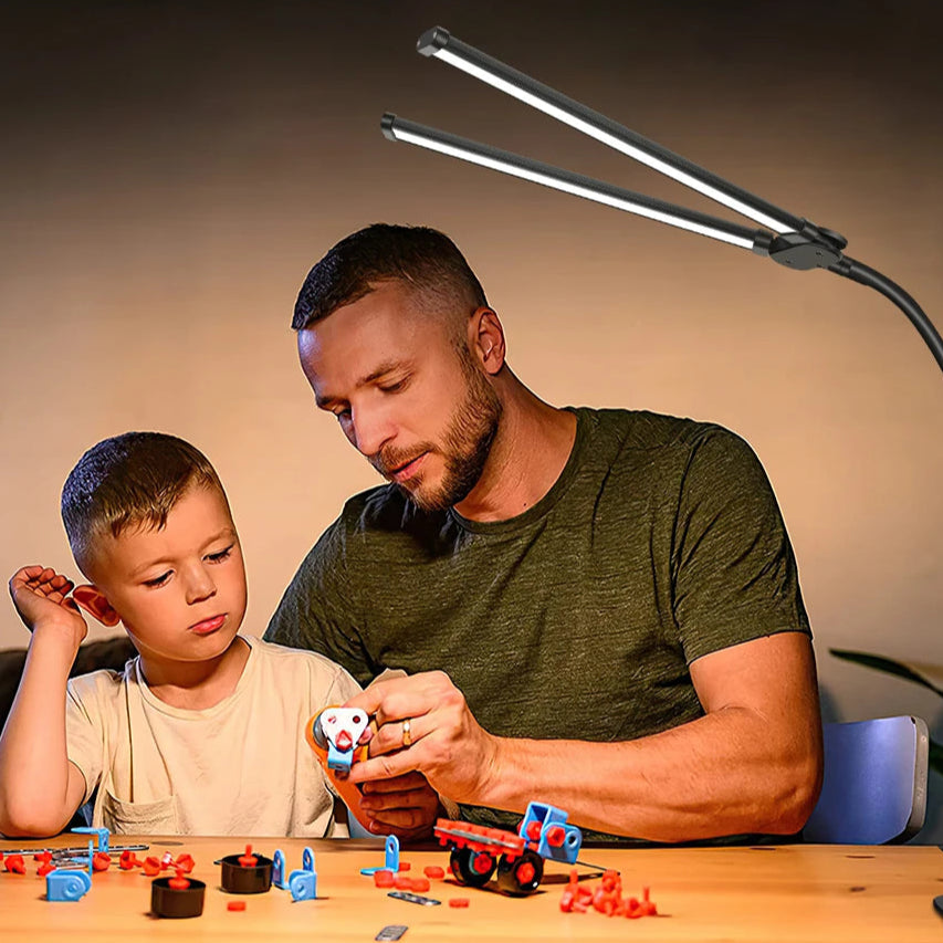 Lampe de table à LED avec pince un père avec son fils jouent 