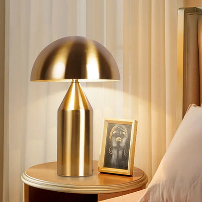 Lampe de table au style minimaliste doré sur table de chevet
