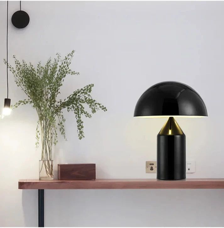 Lampe de table au style minimaliste noir allumé sur meuble 