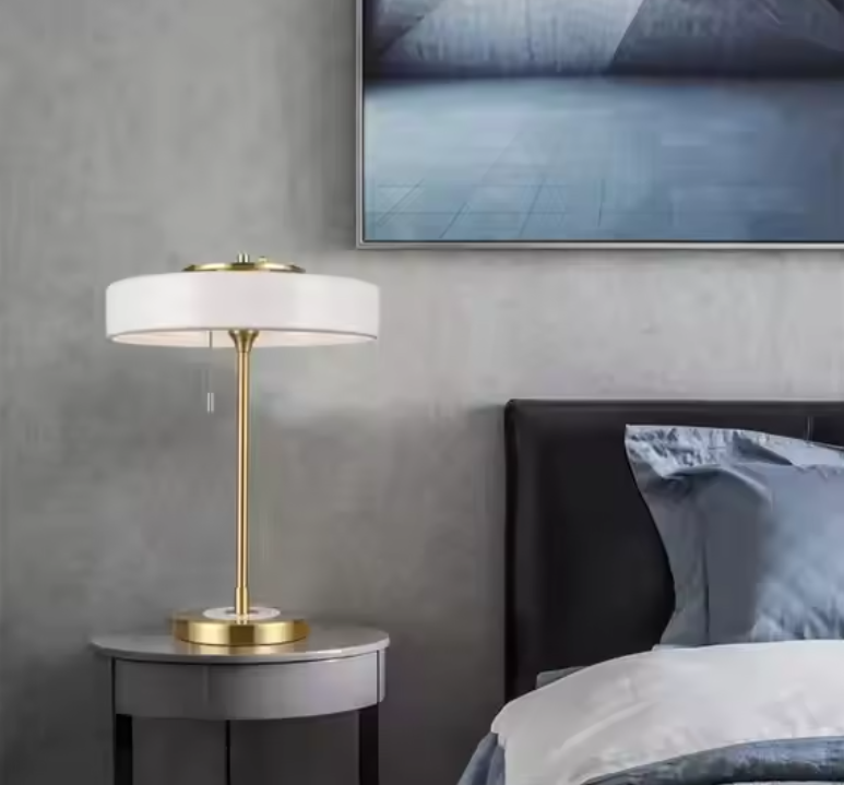  Lampe de table blanche sur table d'appoint lit cadre gris 