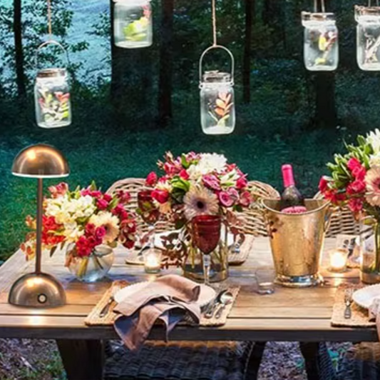Lampe de table champignon sur table bouteille de vin fleurs 