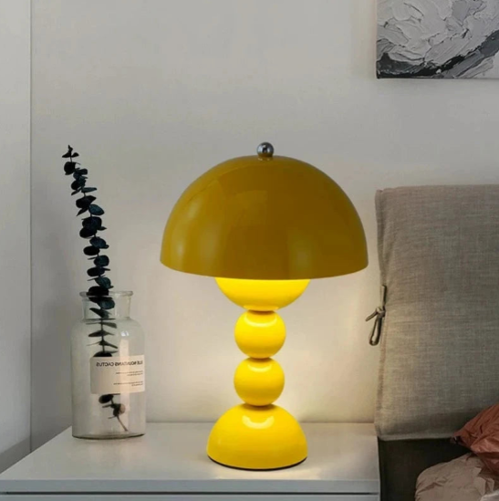 Lampe de table chic nordique jaune sur table de chevet 