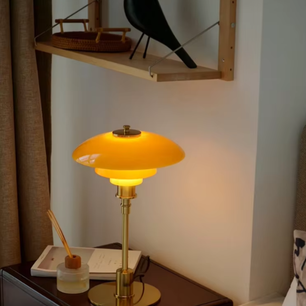 Lampe de table design rétro sur table de chevet 